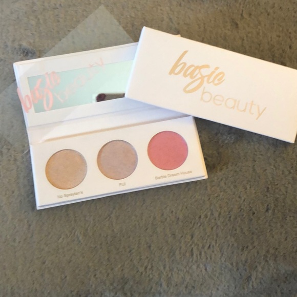 basic beauty Glowy AF Highlighter